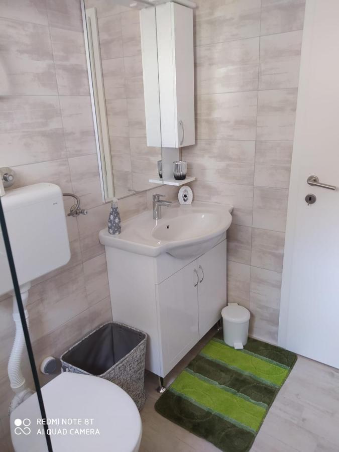 Apartmani Ana Вир Екстер'єр фото